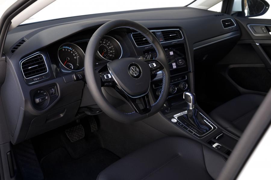 Интерьер Volkswagen e-Golf 2017 года  (NA) (фото 27 из 32)
